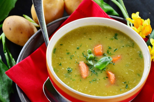 Hausgemachte Suppe mit Gemüse bei Don Alfredo Graz frisch zubereitet