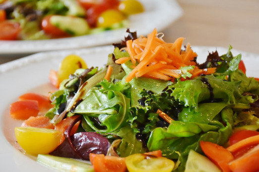 Frischer gemischter Salat mit Gemüse bei Don Alfredo Graz